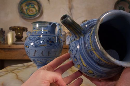 A PAIR OF MID17TH CENTURY ITALIAN MAIOLICA BERETTINO WET DRUG JARS - ADDITIONAL PHOTO 10