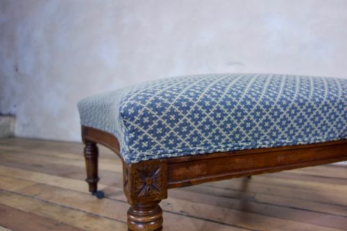 A 19TH CENTURY FRENCH FOOTSTOOL OTTOMAN - ADDITIONAL PHOTO 2