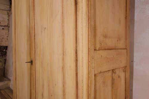AN EARLY 19TH CENTURY FRENCH ORIGINAL PAINTED PROVINCIAL CUPBOARD ARMOIRE - ADDITIONAL PHOTO 7