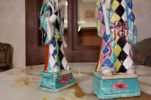 A CHARMING NEAR PAIR OF 18TH CENTURY CHINESE EXPORT IMMORTALS HARLEQUIN - ADDITIONAL PHOTO 1
