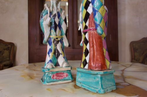 A CHARMING NEAR PAIR OF 18TH CENTURY CHINESE EXPORT IMMORTALS HARLEQUIN - ADDITIONAL PHOTO 2