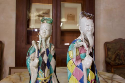 A CHARMING NEAR PAIR OF 18TH CENTURY CHINESE EXPORT IMMORTALS HARLEQUIN - ADDITIONAL PHOTO 3