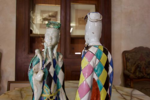 A CHARMING NEAR PAIR OF 18TH CENTURY CHINESE EXPORT IMMORTALS HARLEQUIN - ADDITIONAL PHOTO 4