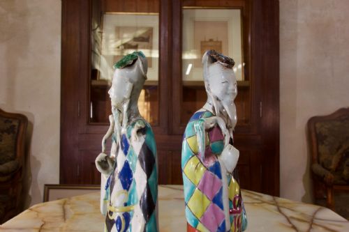 A CHARMING NEAR PAIR OF 18TH CENTURY CHINESE EXPORT IMMORTALS HARLEQUIN - ADDITIONAL PHOTO 5