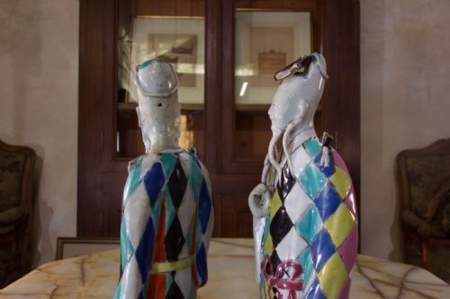 A CHARMING NEAR PAIR OF 18TH CENTURY CHINESE EXPORT IMMORTALS HARLEQUIN - ADDITIONAL PHOTO 6