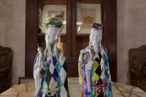 A CHARMING NEAR PAIR OF 18TH CENTURY CHINESE EXPORT IMMORTALS HARLEQUIN - ADDITIONAL PHOTO 7