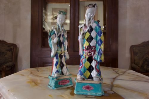 A CHARMING NEAR PAIR OF 18TH CENTURY CHINESE EXPORT IMMORTALS HARLEQUIN - ADDITIONAL PHOTO 8