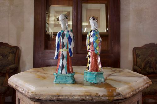 A CHARMING NEAR PAIR OF 18TH CENTURY CHINESE EXPORT IMMORTALS HARLEQUIN - ADDITIONAL PHOTO 9