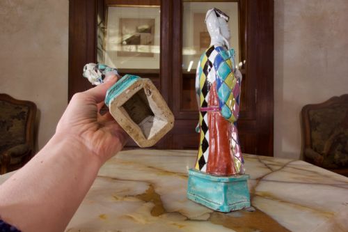 A CHARMING NEAR PAIR OF 18TH CENTURY CHINESE EXPORT IMMORTALS HARLEQUIN - ADDITIONAL PHOTO 10