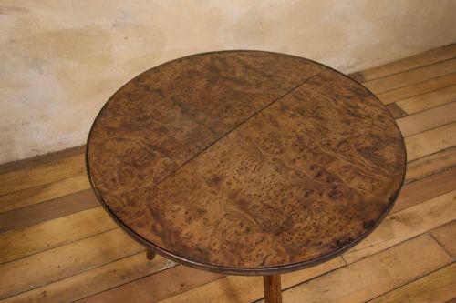 A GEORGE III BURR ELM OAK PRIMITIVE CRICKET TABLE - ADDITIONAL PHOTO 1