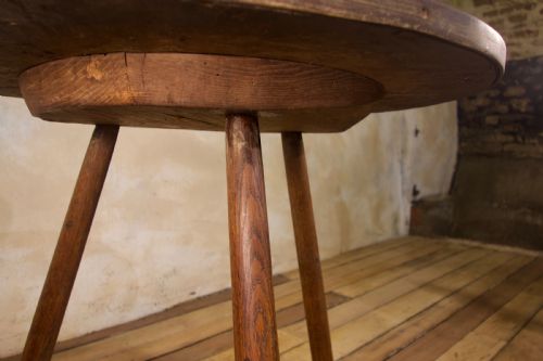 A GEORGE III BURR ELM OAK PRIMITIVE CRICKET TABLE - ADDITIONAL PHOTO 7