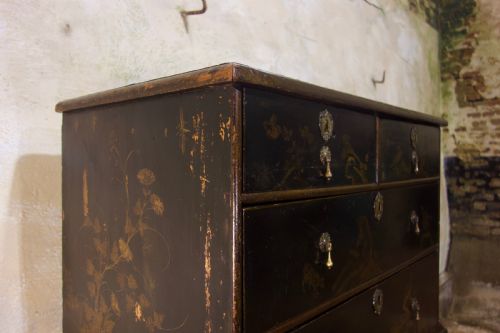 A SUPERB EARLY 18TH CENTURY JAPANNED CHEST ON STAND CHINOISERIE DECORATION - ADDITIONAL PHOTO 1