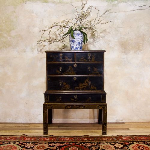 A SUPERB EARLY 18TH CENTURY JAPANNED CHEST ON STAND CHINOISERIE DECORATION - ADDITIONAL PHOTO 3