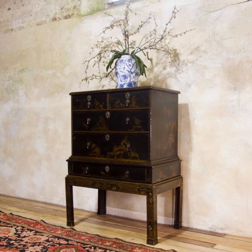 A SUPERB EARLY 18TH CENTURY JAPANNED CHEST ON STAND CHINOISERIE DECORATION - ADDITIONAL PHOTO 4