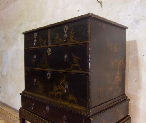 A SUPERB EARLY 18TH CENTURY JAPANNED CHEST ON STAND CHINOISERIE DECORATION - ADDITIONAL PHOTO 5
