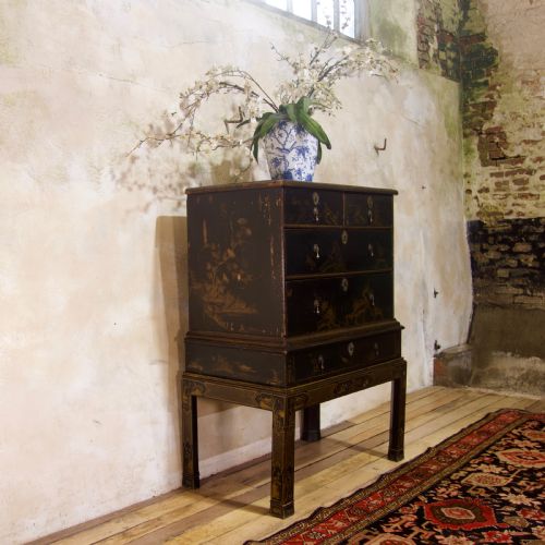 A SUPERB EARLY 18TH CENTURY JAPANNED CHEST ON STAND CHINOISERIE DECORATION - ADDITIONAL PHOTO 6