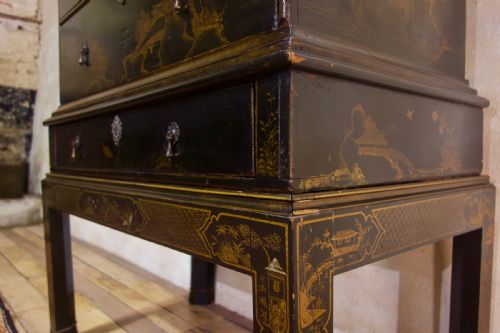 A SUPERB EARLY 18TH CENTURY JAPANNED CHEST ON STAND CHINOISERIE DECORATION - ADDITIONAL PHOTO 7