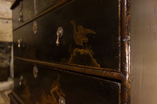 A SUPERB EARLY 18TH CENTURY JAPANNED CHEST ON STAND CHINOISERIE DECORATION - ADDITIONAL PHOTO 8