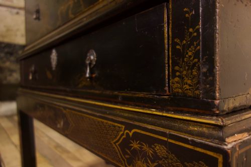 A SUPERB EARLY 18TH CENTURY JAPANNED CHEST ON STAND CHINOISERIE DECORATION - ADDITIONAL PHOTO 9