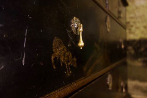 A SUPERB EARLY 18TH CENTURY JAPANNED CHEST ON STAND CHINOISERIE DECORATION - ADDITIONAL PHOTO 11