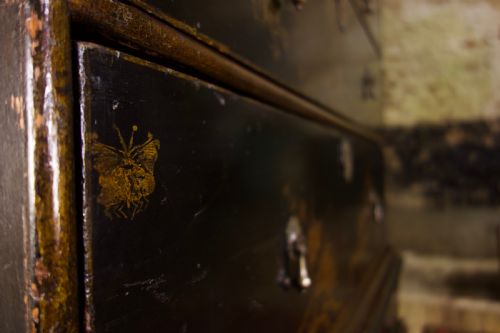 A SUPERB EARLY 18TH CENTURY JAPANNED CHEST ON STAND CHINOISERIE DECORATION - ADDITIONAL PHOTO 12