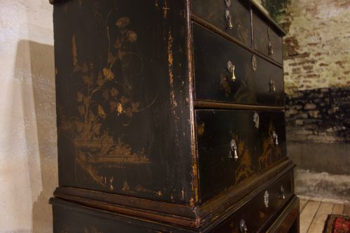 A SUPERB EARLY 18TH CENTURY JAPANNED CHEST ON STAND CHINOISERIE DECORATION - ADDITIONAL PHOTO 13