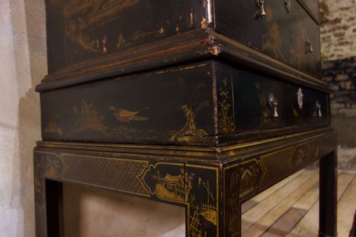 A SUPERB EARLY 18TH CENTURY JAPANNED CHEST ON STAND CHINOISERIE DECORATION - ADDITIONAL PHOTO 14