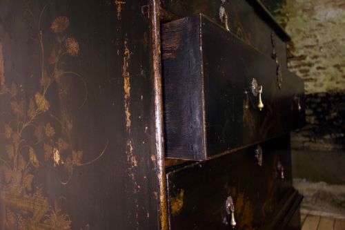 A SUPERB EARLY 18TH CENTURY JAPANNED CHEST ON STAND CHINOISERIE DECORATION - ADDITIONAL PHOTO 15