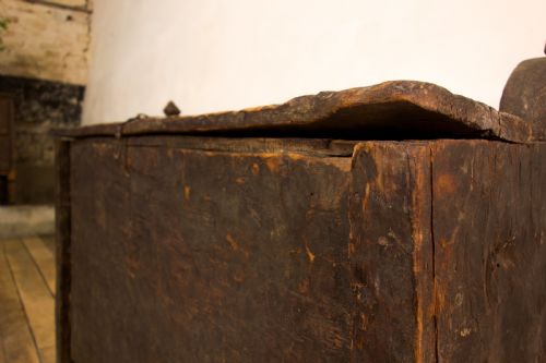 A LATE 18TH CENTURY PRIMITIVE CEDAR BLACK PAINTED SETTLE TRUNK - ADDITIONAL PHOTO 2