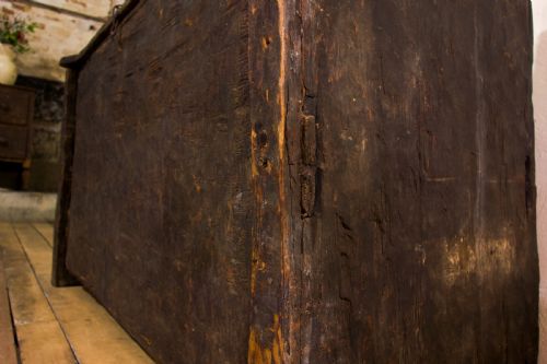 A LATE 18TH CENTURY PRIMITIVE CEDAR BLACK PAINTED SETTLE TRUNK - ADDITIONAL PHOTO 1