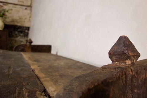 A LATE 18TH CENTURY PRIMITIVE CEDAR BLACK PAINTED SETTLE TRUNK - ADDITIONAL PHOTO 4