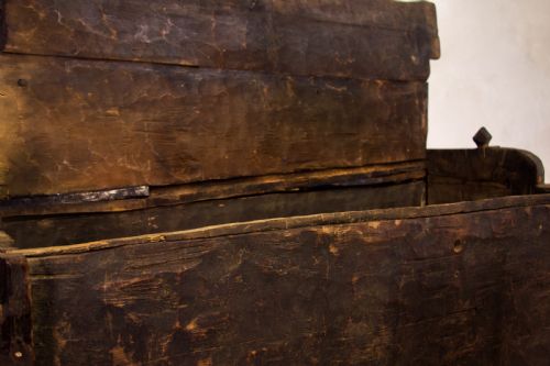 A LATE 18TH CENTURY PRIMITIVE CEDAR BLACK PAINTED SETTLE TRUNK - ADDITIONAL PHOTO 5