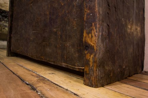 A LATE 18TH CENTURY PRIMITIVE CEDAR BLACK PAINTED SETTLE TRUNK - ADDITIONAL PHOTO 6