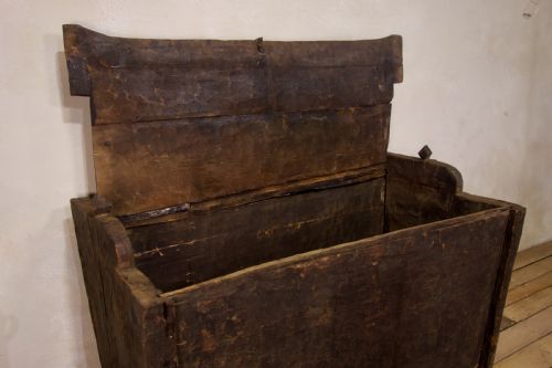 A LATE 18TH CENTURY PRIMITIVE CEDAR BLACK PAINTED SETTLE TRUNK - ADDITIONAL PHOTO 7
