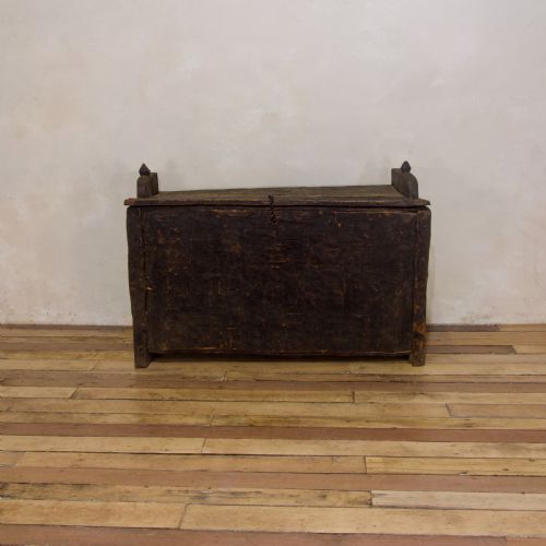 A LATE 18TH CENTURY PRIMITIVE CEDAR BLACK PAINTED SETTLE TRUNK - ADDITIONAL PHOTO 8