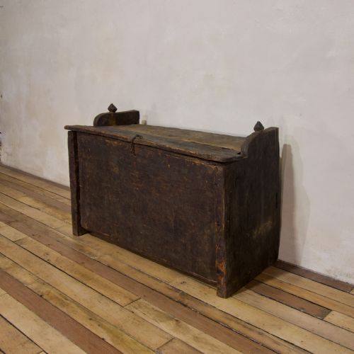 A LATE 18TH CENTURY PRIMITIVE CEDAR BLACK PAINTED SETTLE TRUNK - ADDITIONAL PHOTO 9