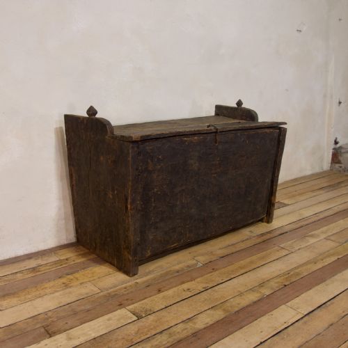 A LATE 18TH CENTURY PRIMITIVE CEDAR BLACK PAINTED SETTLE TRUNK - ADDITIONAL PHOTO 10