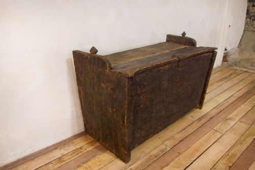 A LATE 18TH CENTURY PRIMITIVE CEDAR BLACK PAINTED SETTLE TRUNK - ADDITIONAL PHOTO 11