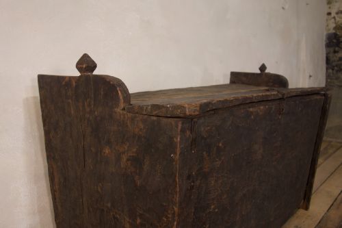 A LATE 18TH CENTURY PRIMITIVE CEDAR BLACK PAINTED SETTLE TRUNK - ADDITIONAL PHOTO 12
