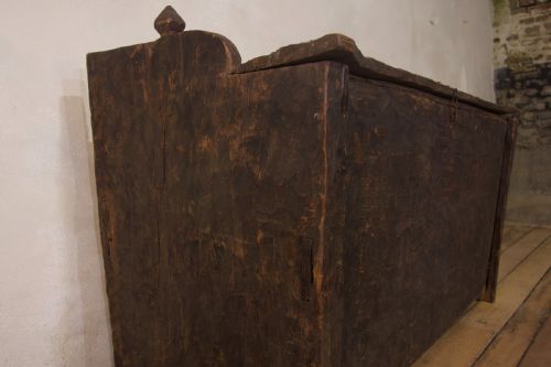 A LATE 18TH CENTURY PRIMITIVE CEDAR BLACK PAINTED SETTLE TRUNK - ADDITIONAL PHOTO 13