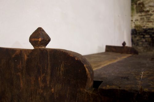 A LATE 18TH CENTURY PRIMITIVE CEDAR BLACK PAINTED SETTLE TRUNK - ADDITIONAL PHOTO 14