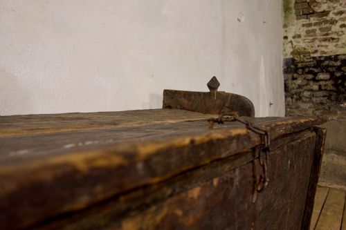 A LATE 18TH CENTURY PRIMITIVE CEDAR BLACK PAINTED SETTLE TRUNK - ADDITIONAL PHOTO 15