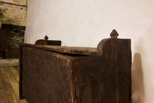 A LATE 18TH CENTURY PRIMITIVE CEDAR BLACK PAINTED SETTLE TRUNK - ADDITIONAL PHOTO 16