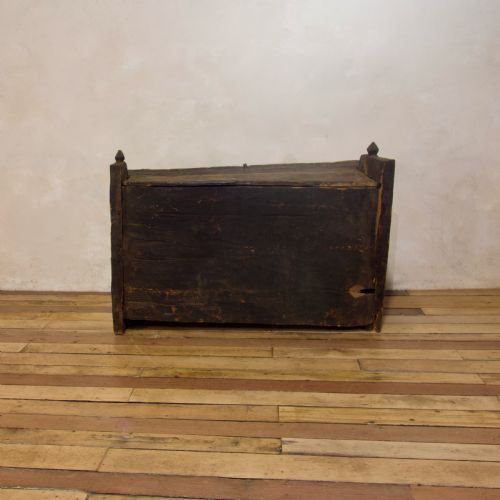 A LATE 18TH CENTURY PRIMITIVE CEDAR BLACK PAINTED SETTLE TRUNK - ADDITIONAL PHOTO 17