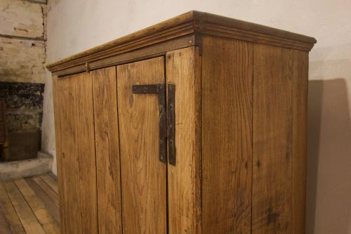 A 'SQUARE' 19TH CENTURY BLEACHED ELM AND OAK COUNTRY KEEPERS CUPBOARD - ADDITIONAL PHOTO 6