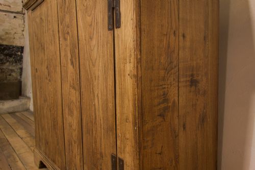 A 'SQUARE' 19TH CENTURY BLEACHED ELM AND OAK COUNTRY KEEPERS CUPBOARD - ADDITIONAL PHOTO 7