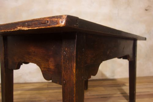 A CHARMING MID 18TH CENTURY JOINED OAK COUNTRY FARMHOUSE TABLE - ADDITIONAL PHOTO 1