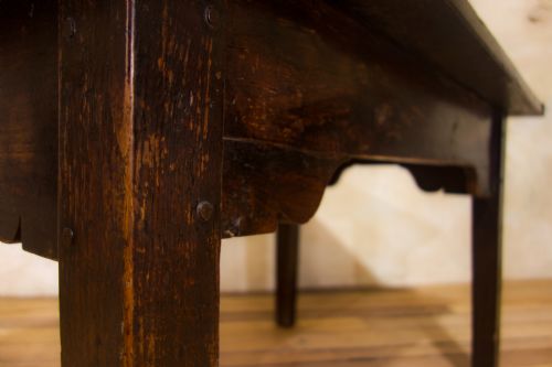 A CHARMING MID 18TH CENTURY JOINED OAK COUNTRY FARMHOUSE TABLE - ADDITIONAL PHOTO 2