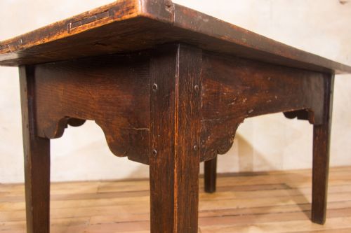 A CHARMING MID 18TH CENTURY JOINED OAK COUNTRY FARMHOUSE TABLE - ADDITIONAL PHOTO 3