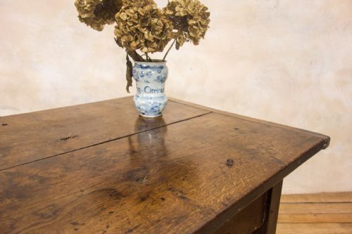 A CHARMING MID 18TH CENTURY JOINED OAK COUNTRY FARMHOUSE TABLE - ADDITIONAL PHOTO 7